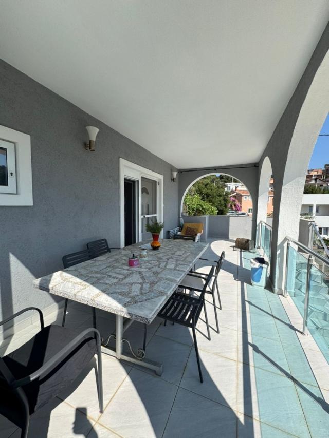 House with panoramic sea views in Uteha, Kunja. 