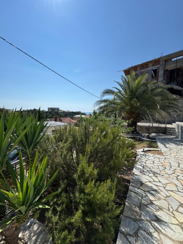 House with panoramic sea views in Uteha, Kunja. 
