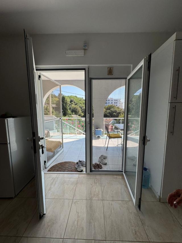 House with panoramic sea views in Uteha, Kunja. 
