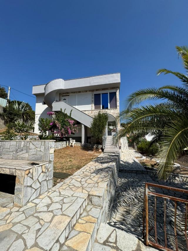 House with panoramic sea views in Uteha, Kunja. 