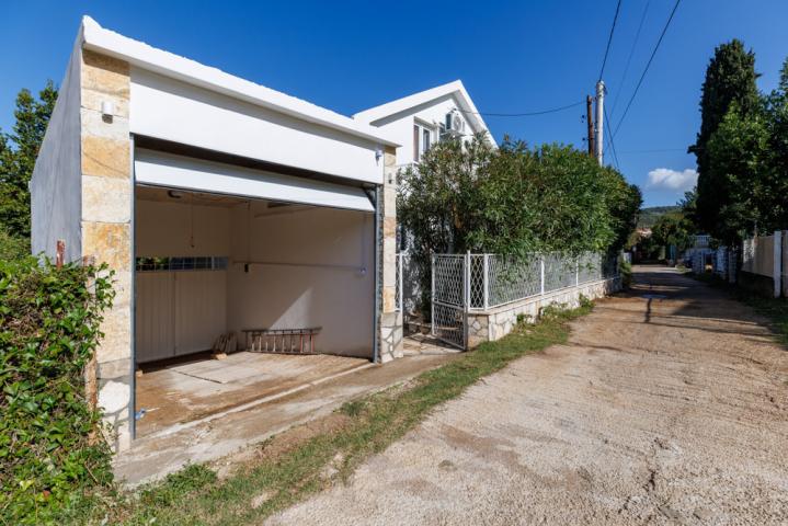 A legally built three-story house with a garage in the village of Utekha. 