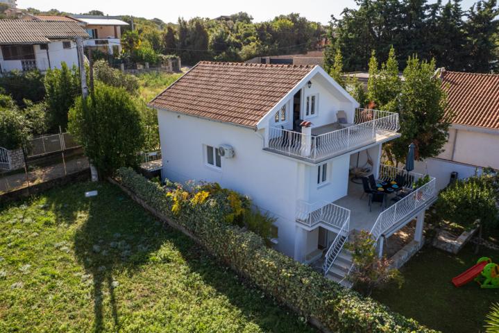 A legally built three-story house with a garage in the village of Utekha. 