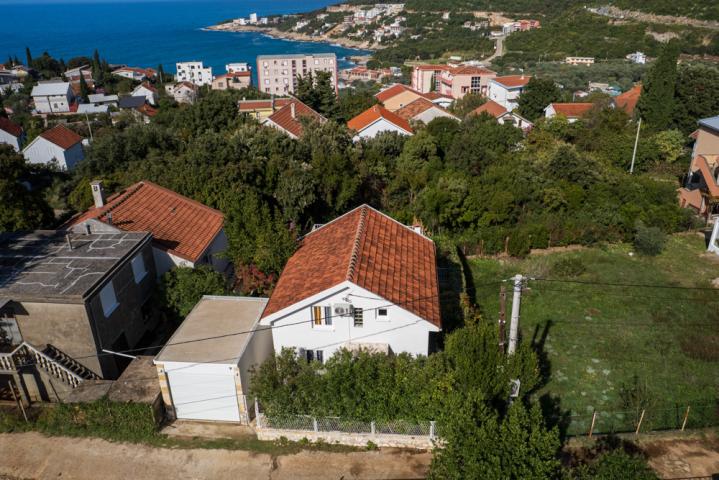 A legally built three-story house with a garage in the village of Utekha. 