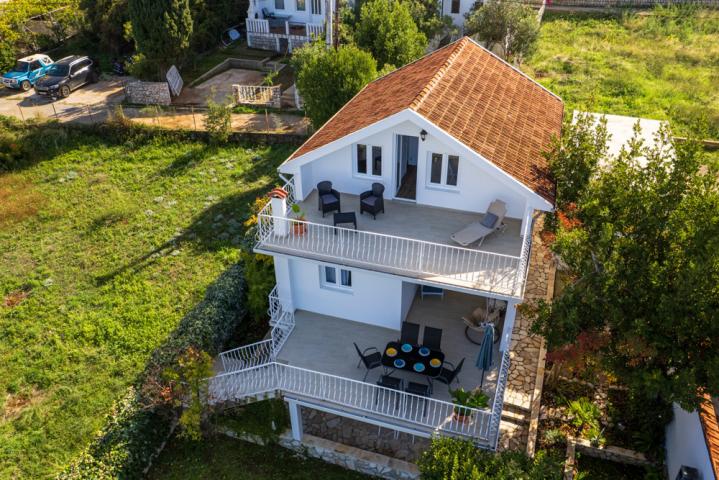 A legally built three-story house with a garage in the village of Utekha. 