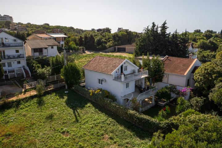A legally built three-story house with a garage in the village of Utekha. 