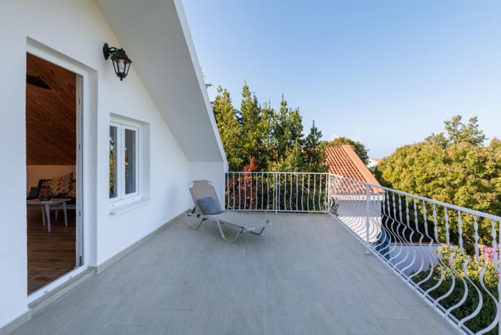 A legally built three-story house with a garage in the village of Utekha. 