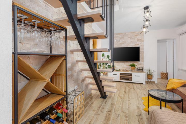 A legally built three-story house with a garage in the village of Utekha. 