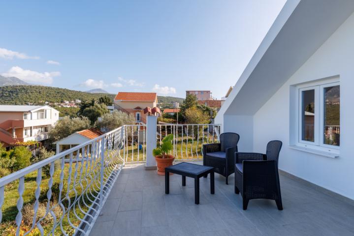 A legally built three-story house with a garage in the village of Utekha. 