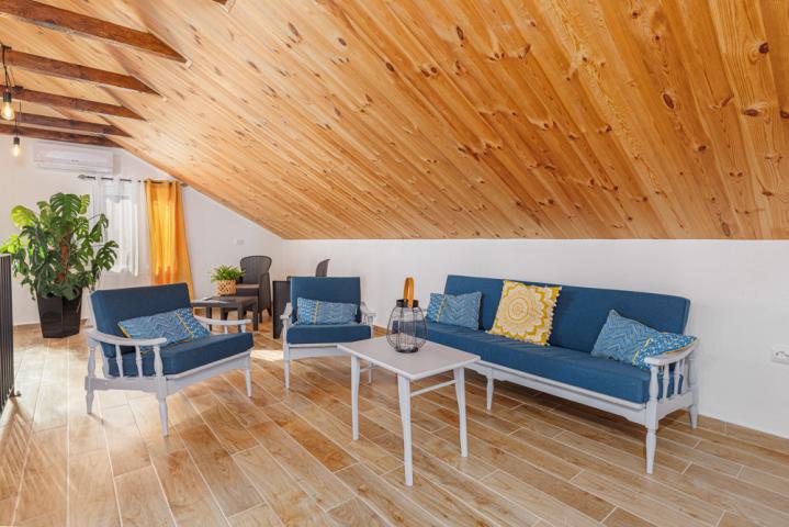 A legally built three-story house with a garage in the village of Utekha. 