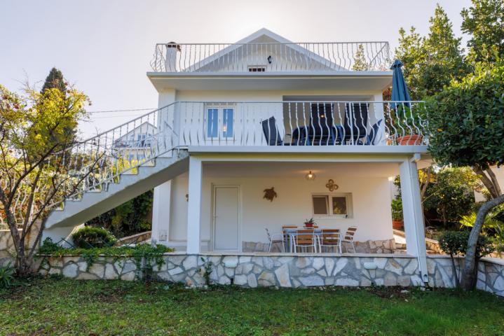 A legally built three-story house with a garage in the village of Utekha. 