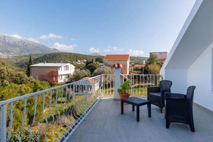 A legally built three-story house with a garage in the village of Utekha. 