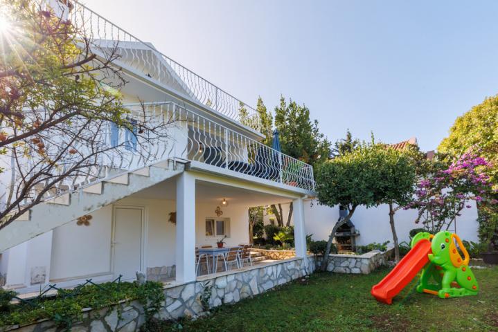 A legally built three-story house with a garage in the village of Utekha. 