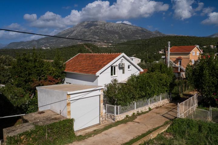 A legally built three-story house with a garage in the village of Utekha. 