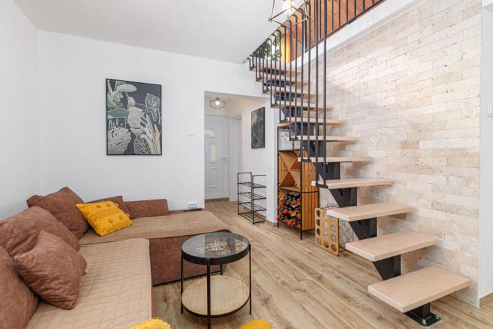 A legally built three-story house with a garage in the village of Utekha. 