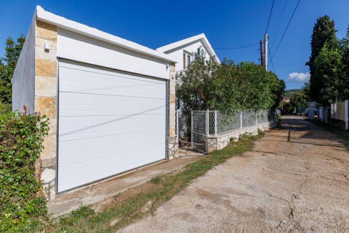 A legally built three-story house with a garage in the village of Utekha. 
