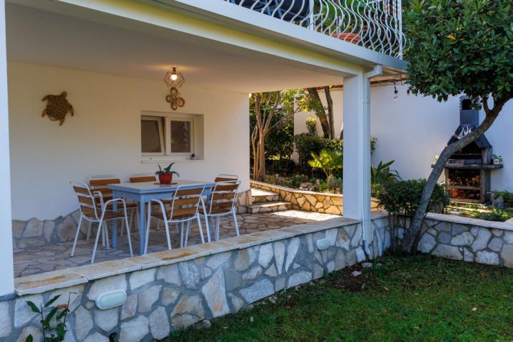 A legally built three-story house with a garage in the village of Utekha. 