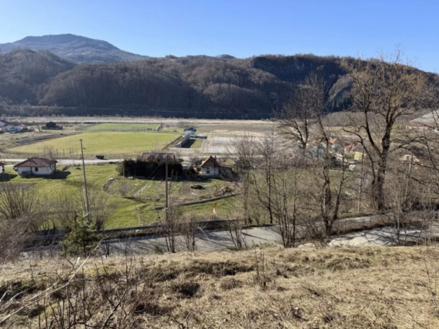 A plot of land in a picturesque area of Kolasin, 5 minutes walk from the city center, is for sale. 