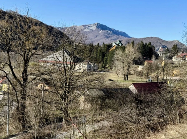 A plot of land in a picturesque area of Kolasin, 5 minutes walk from the city center, is for sale. 