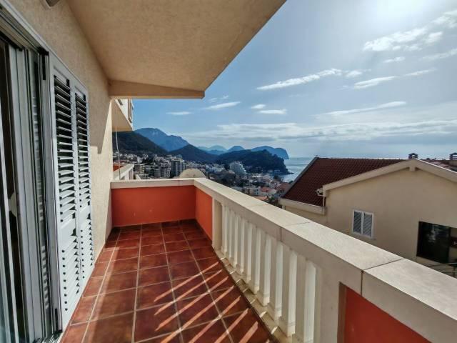 One-bedroom apartment with sea view in Petrovac for sale. 