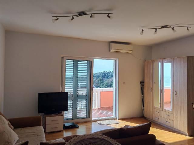 One-bedroom apartment with sea view in Petrovac for sale. 