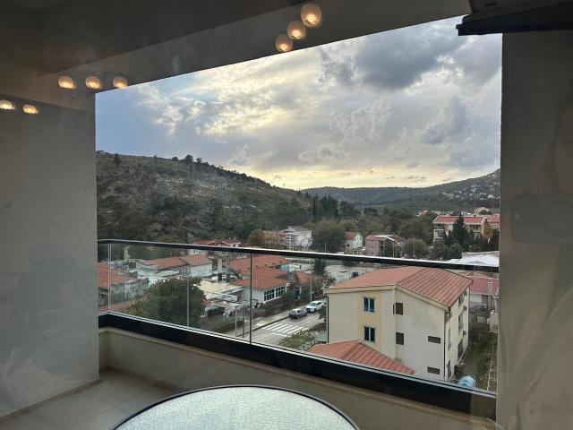 Apartment in a new building in the center of Sutomore, 52 m2