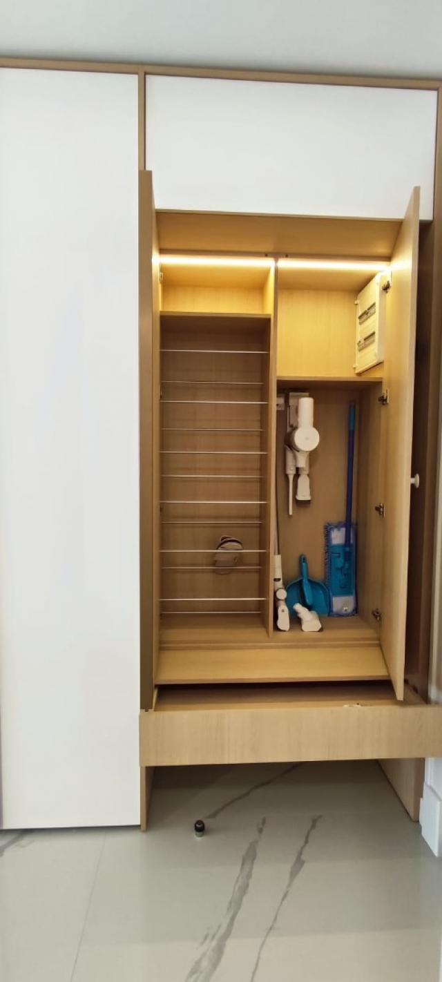 A studio apartment in a new modern residential complex with a swimming pool is for sale. 