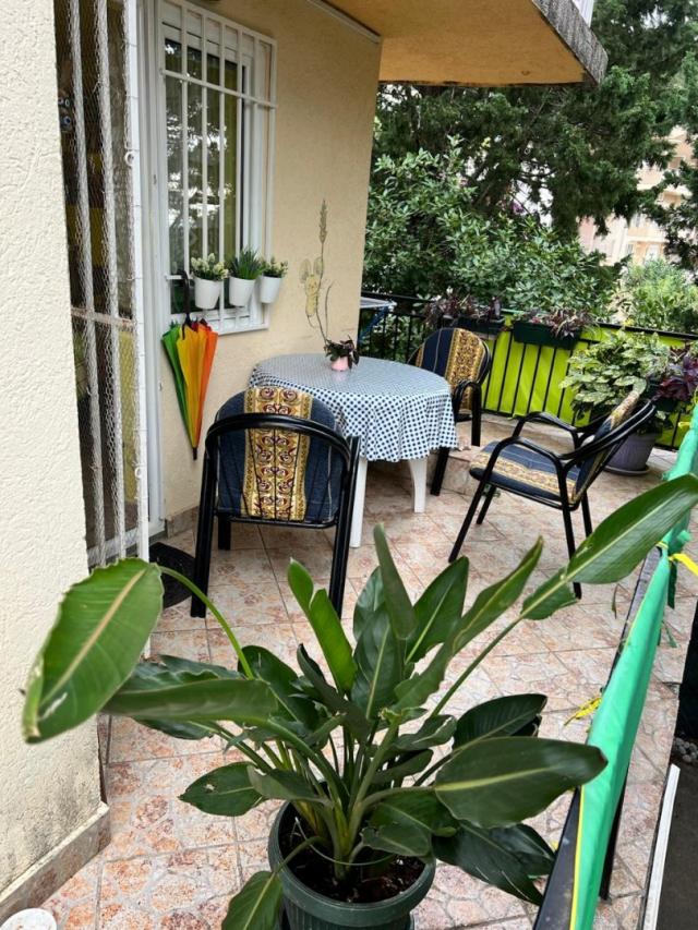 A three-bedroom apartment in Sutomore with its own courtyard