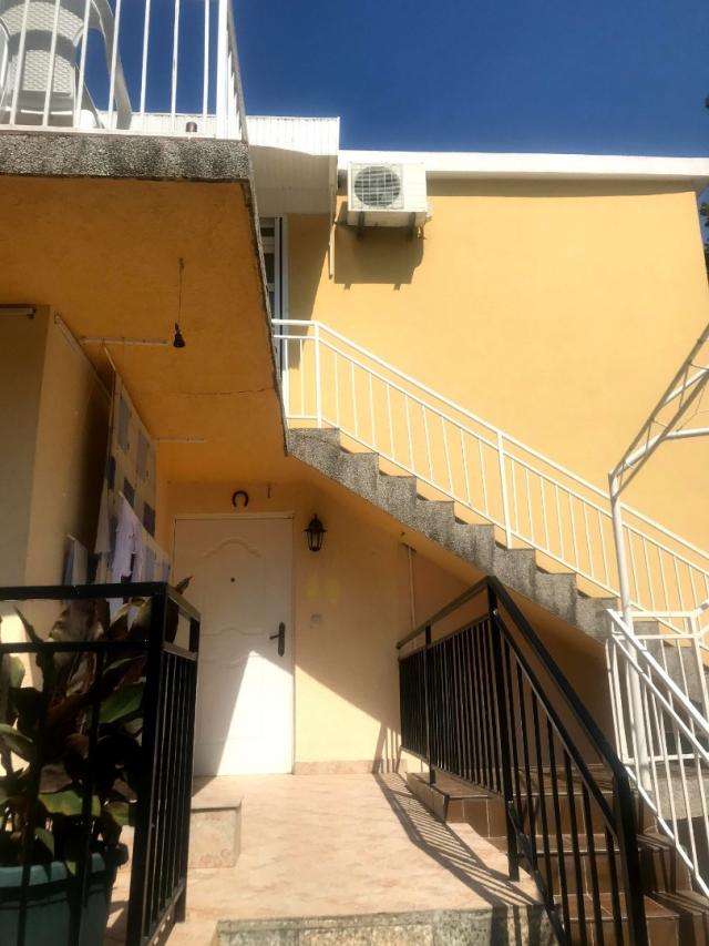 A three-bedroom apartment in Sutomore with its own courtyard