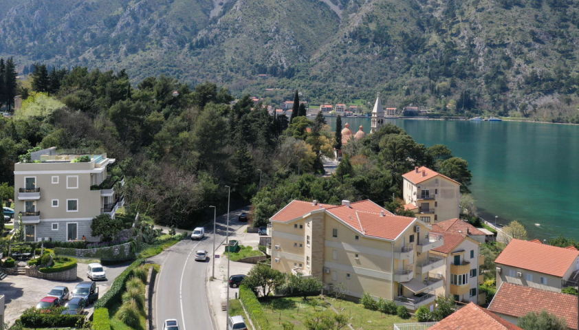 Three bedroom apartment in a complex with a swimming pool in Dobrota
