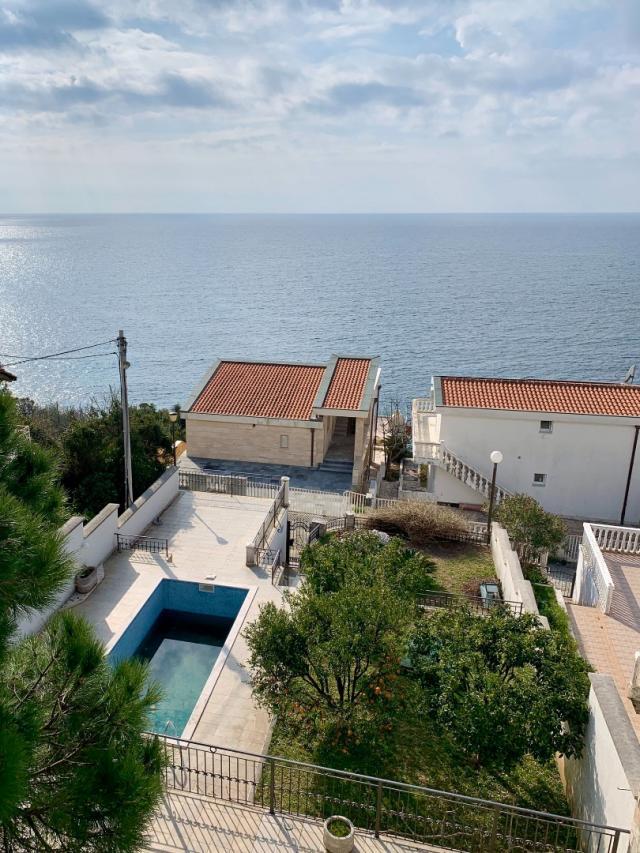 Large house in Bar, Dobra Voda area. 