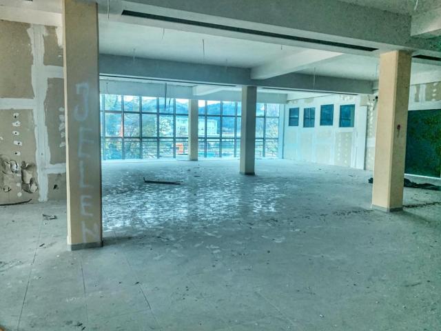 Commercial building with land in Bar
