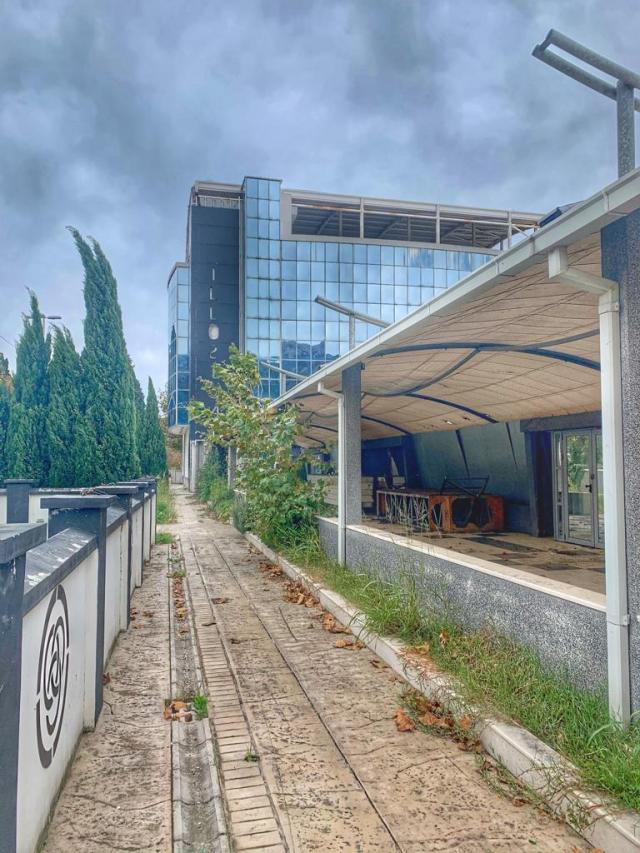 Commercial building with land in Bar