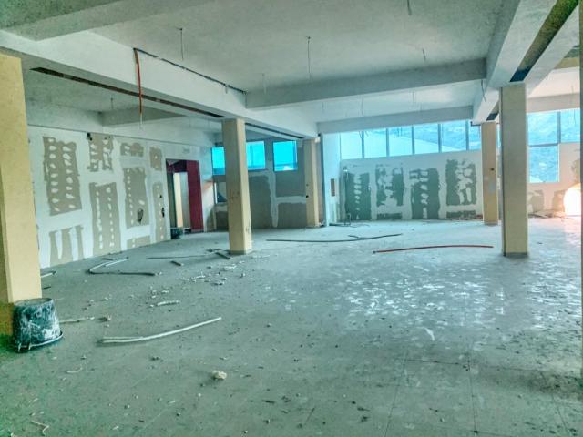 Commercial building with land in Bar