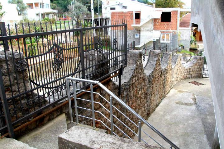 Large three-storey house in Shushanj, Bar