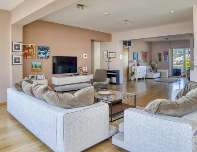 Luxurious designer furnished apartment