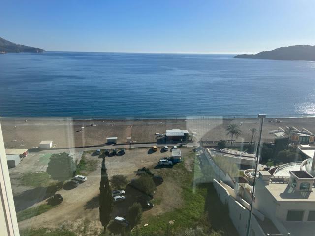 Luxury apartment with 1 bedroom on the 1st line of the sea