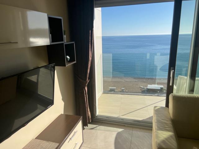 Luxury apartment with 1 bedroom on the 1st line of the sea