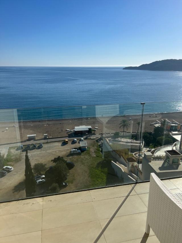 Luxury apartment with 1 bedroom on the 1st line of the sea
