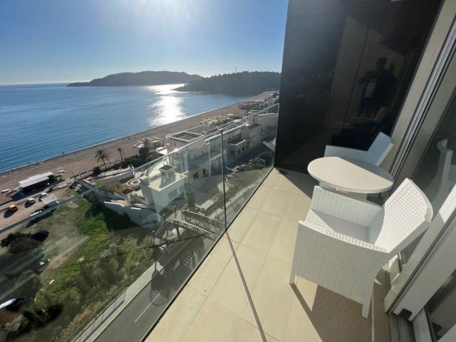 Luxury apartment with 1 bedroom on the 1st line of the sea