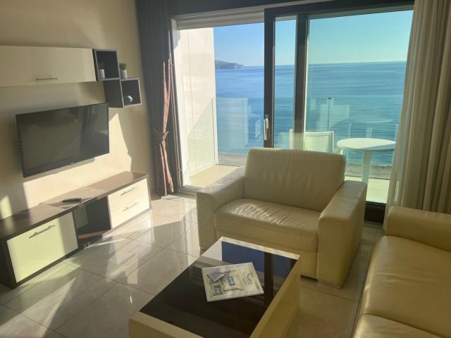 Luxury apartment with 1 bedroom on the 1st line of the sea