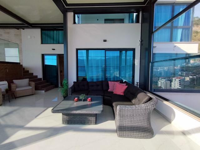 Luxurious two-storey penthouse in Becici