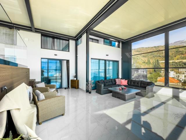 Luxurious two-storey penthouse in Becici