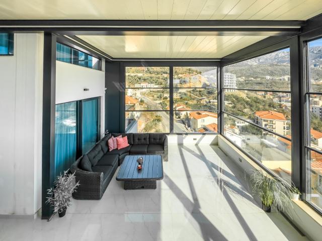 Luxurious two-storey penthouse in Becici
