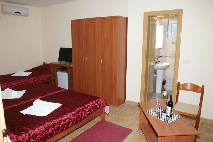 Mini-hotel in Sutomore below the road