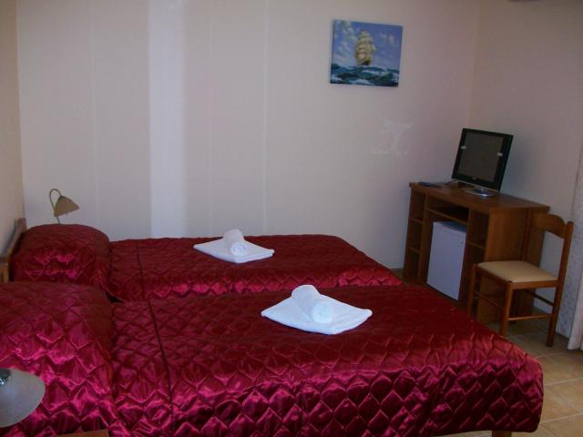 Mini-hotel in Sutomore below the road