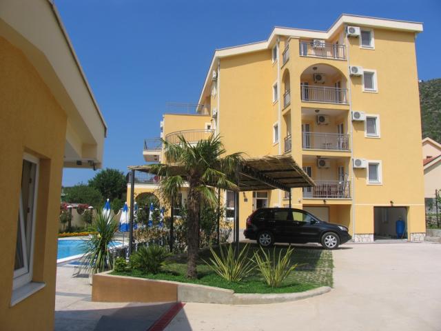 Mini-hotel in Sutomore below the road