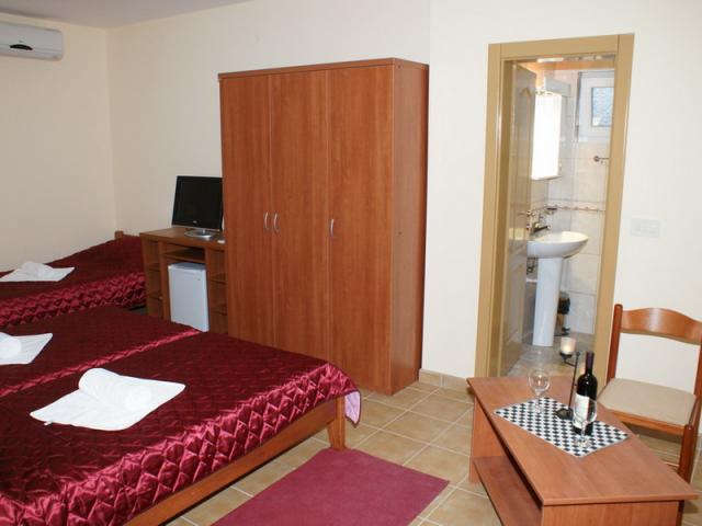 Mini-hotel in Sutomore below the road