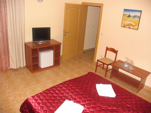 Mini-hotel in Sutomore below the road