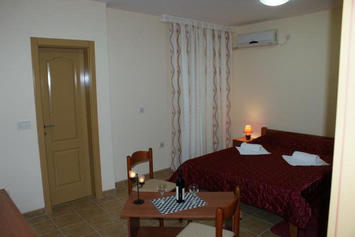 Mini-hotel in Sutomore below the road