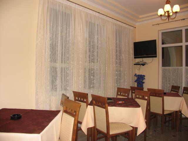 Mini-hotel in Sutomore below the road